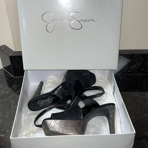 Jessica Simpson black platform heels. - Picture 3 of 12